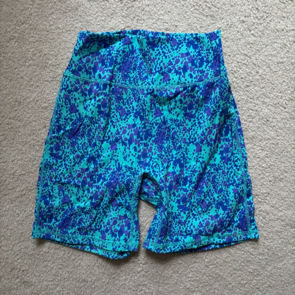 Buffbunny legacy 6” shorts - blue fashion print - size medium